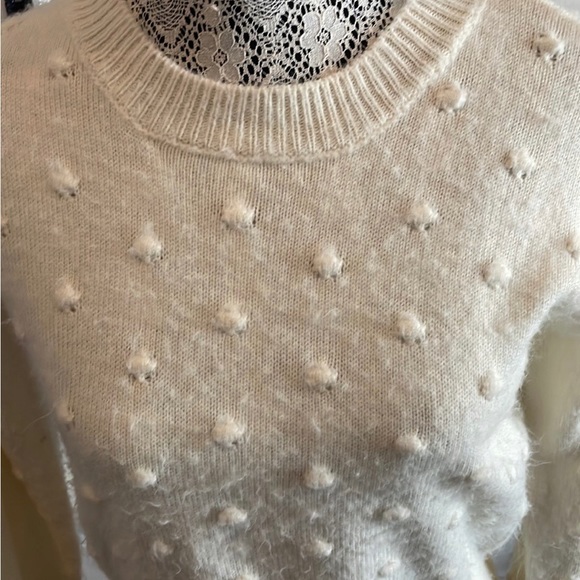 Cream colored sweater - Picture 2 of 6